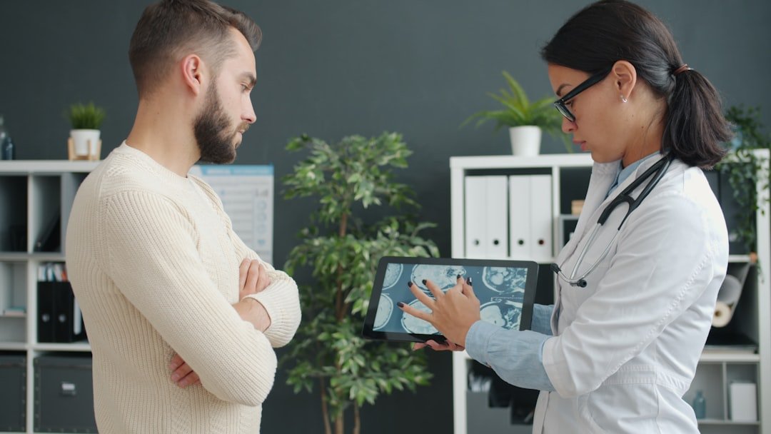 You are currently viewing Back Pain, Leg Weakness, and Numbness: When to See a Spine Specialist